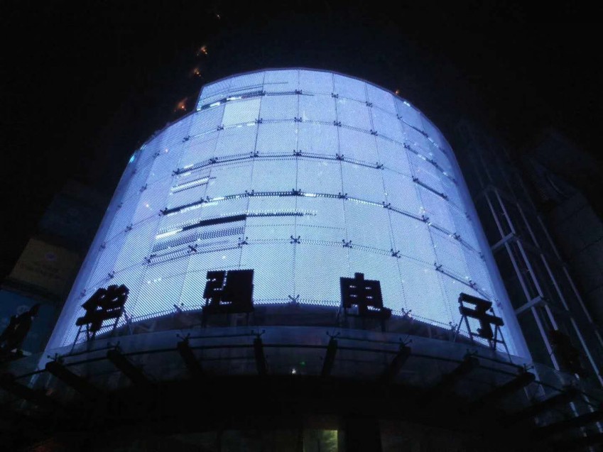 深圳华强电子世界LED透明大屏调试过程
