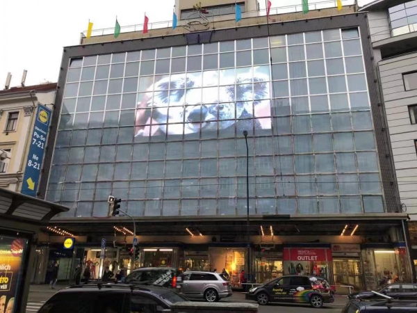LED透明屏P10.42测发光在捷克商场玻璃幕墙上效果展示